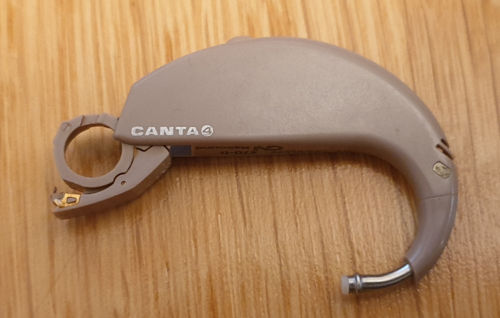 2 x aparate auditive defecte, pt reparatie sau piese + carcasa