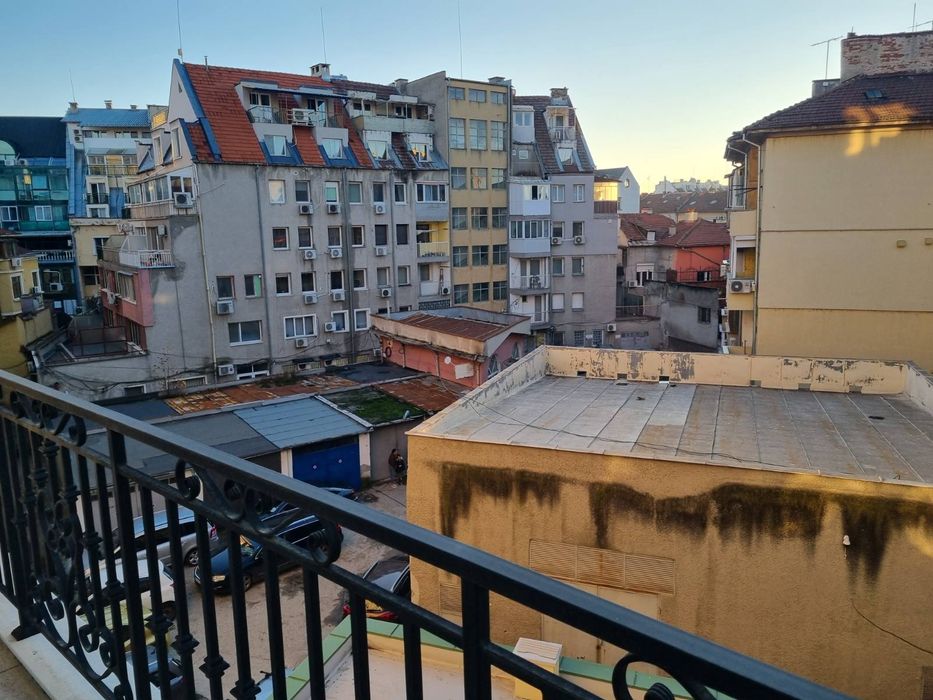 Продава се Четиристаен апартамент в Русе, Център - 223 кв.м за 867 €/кв.м - Снимка #4