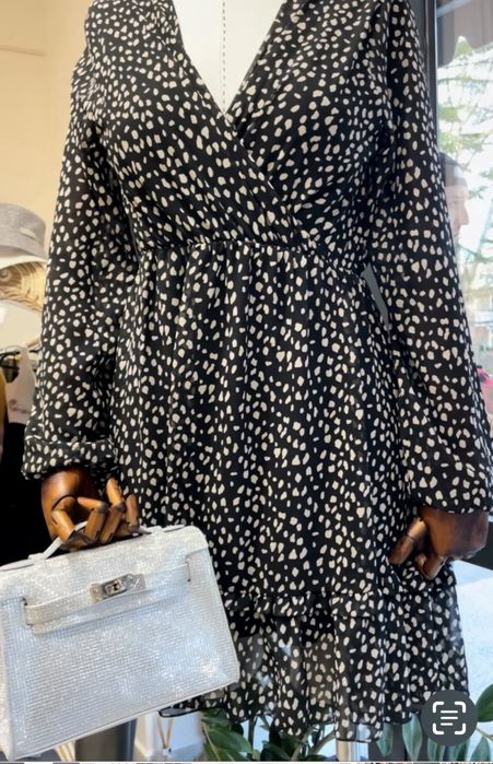 Ефирна къса рокля на точки.