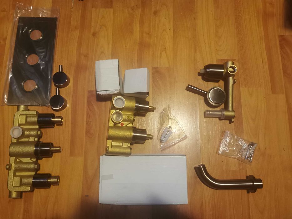 Set baterii duș,cada si lavoar Aqualisa. încorporată, premium