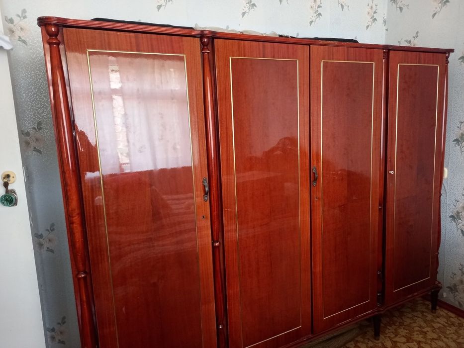 Трюмо, шкаф и письменный стол