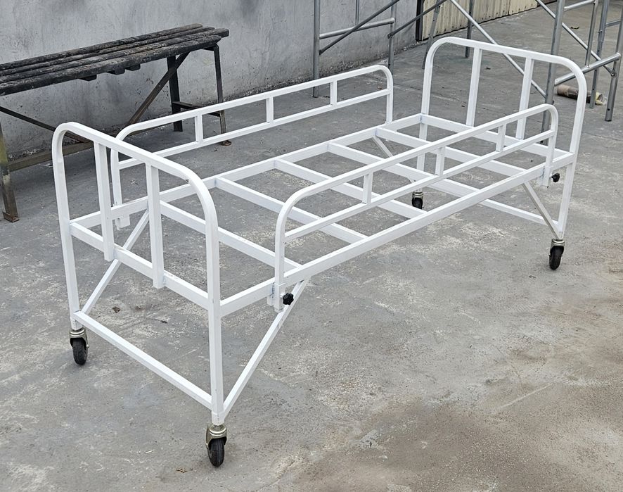 Кровать медицинская на колесах с регулируемыми бортами  от производите