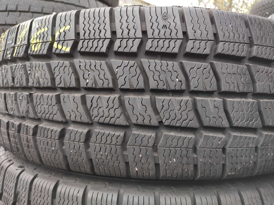 2бр Зимни гуми за бус 215 65 16 С - Vredestein