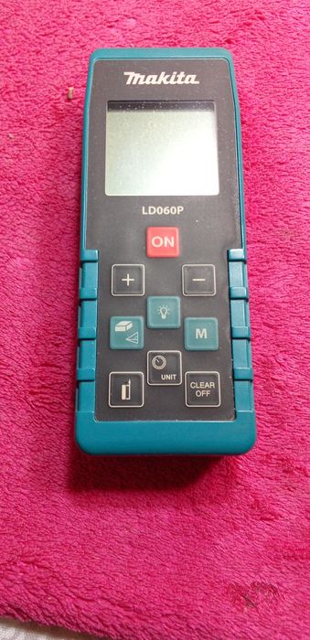 Лазерный дальномер Makita.