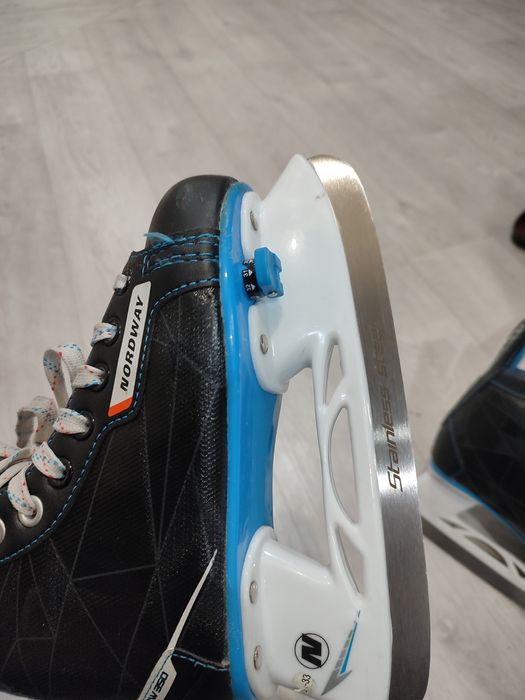 Коньки продаеться ! Детский максимальный размер 33 !