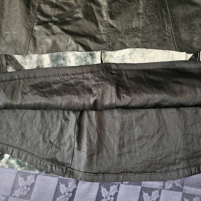 Дълга лъщяща черна кожена пола с подплата M-L размер