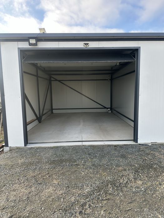 Garaj , spatiu de depozitare boxa