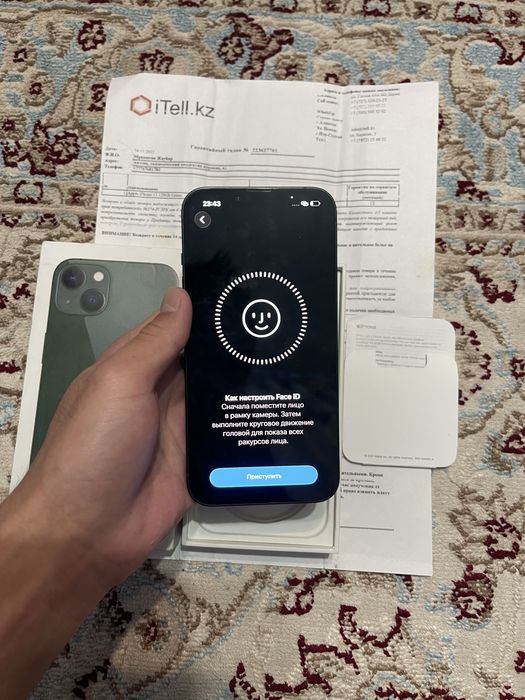 iPhone 13 с документами