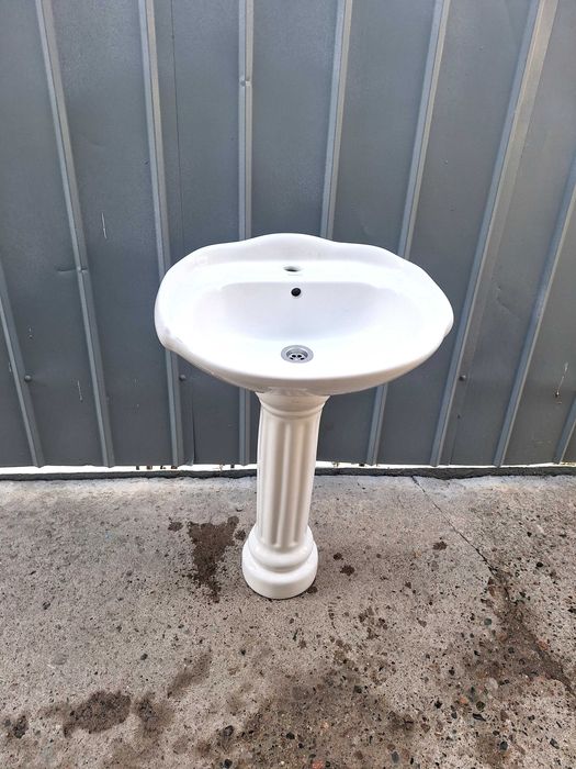 Продам раковину на ножках.