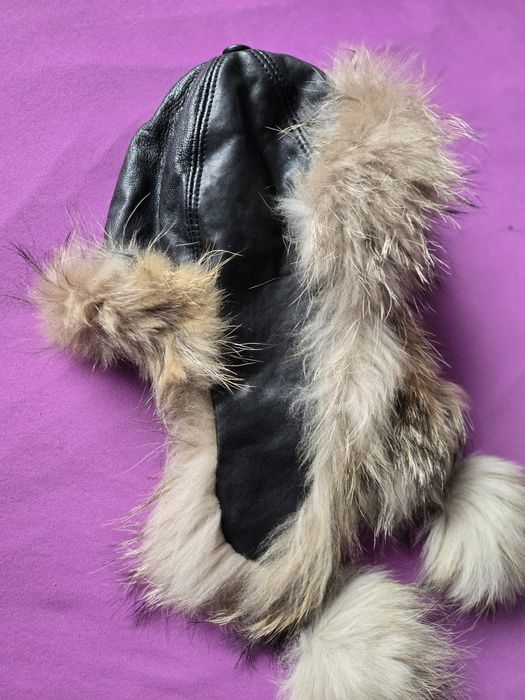 Кожена шапка с естествен косъм от лисица и каскети