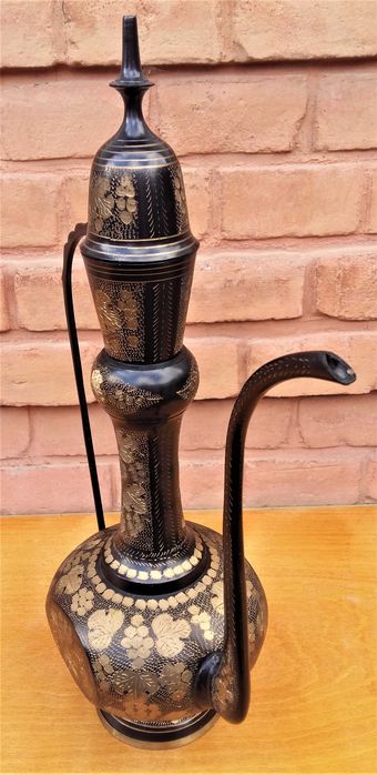 Carafă mare din alamă masivă gravată.