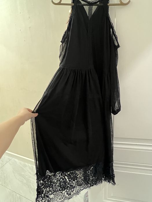 Платье вечернее в черном цвете.