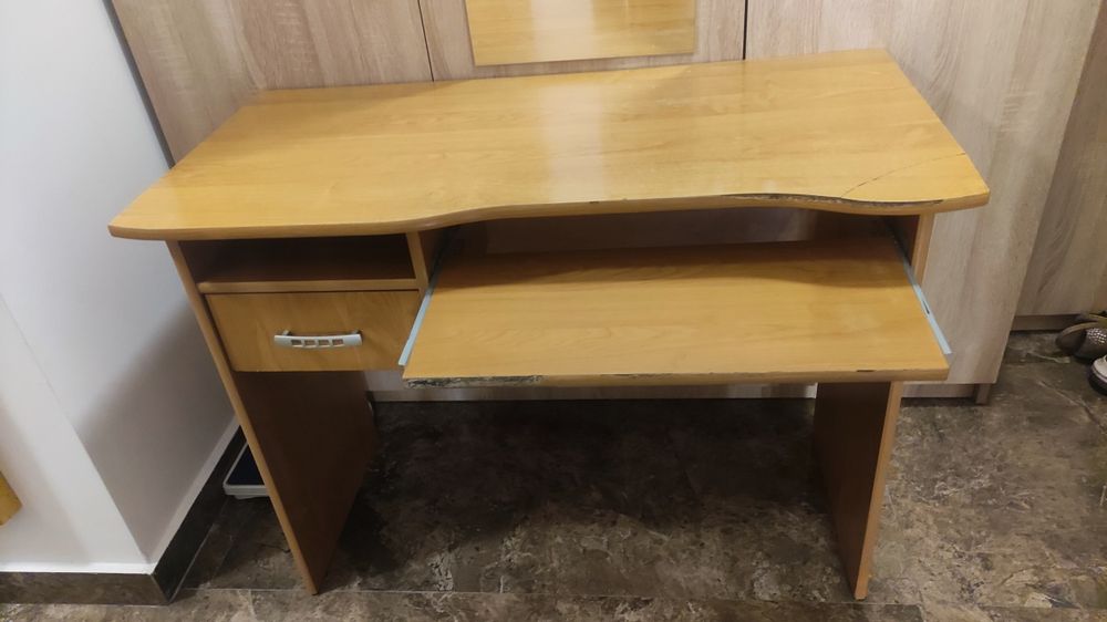 Бюро за компютър , ателие, гараж