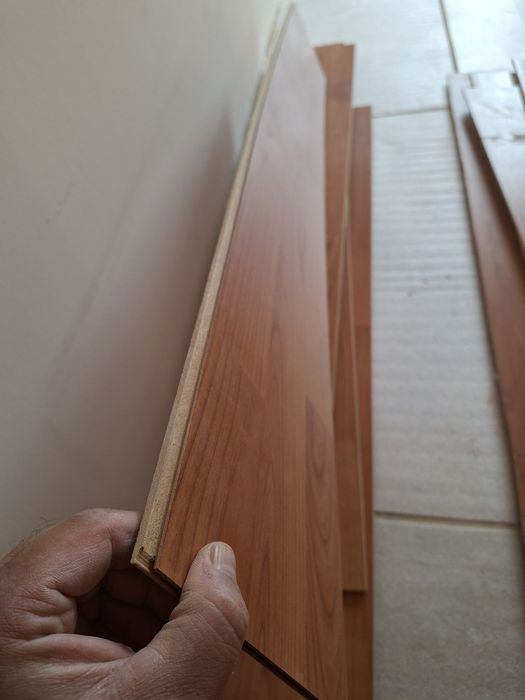 Parchet laminat. 8 sau   10m nu ma pricep așa de bine  20mp  la 200lei