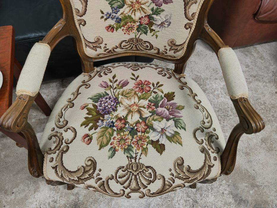 Комплект от две дъбови кресла с дърворезба и гобленова дамаска