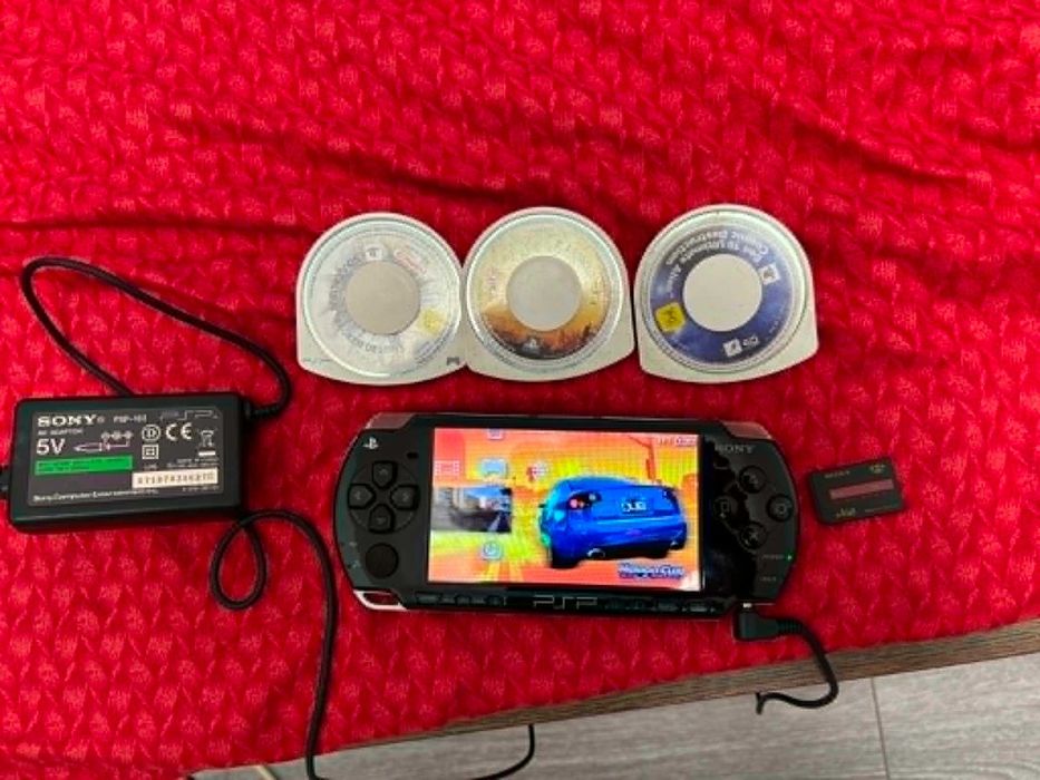 Consola PSP 2004 in stare perfecta + 4 jocuri PSP + 4GB SONY microSD card