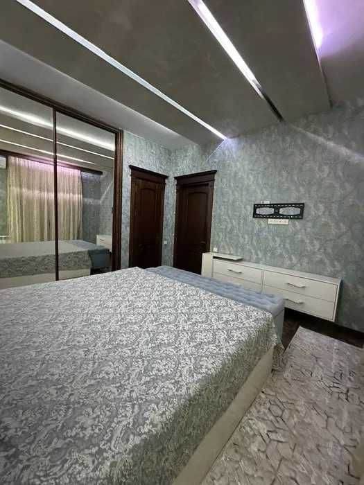 ЖК Амир Темур! Напротив Алайского! Сдается Квартира 3комн 120квадрат!