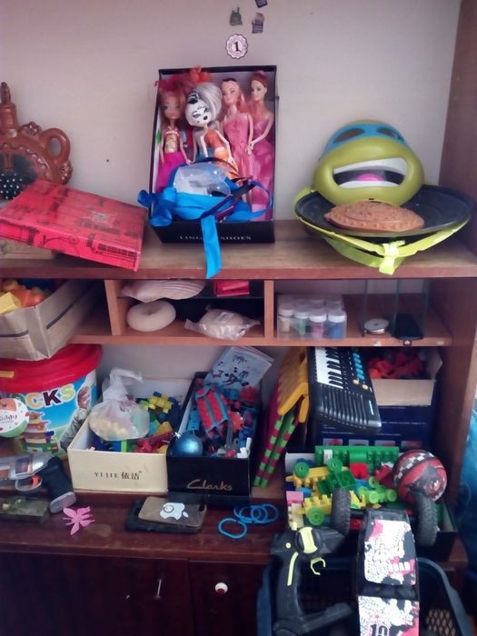 Игрушки плюшевые и куклы