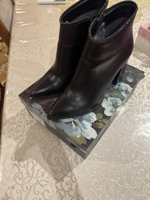 Toʻy marosimlar uchun chiroyli tufli