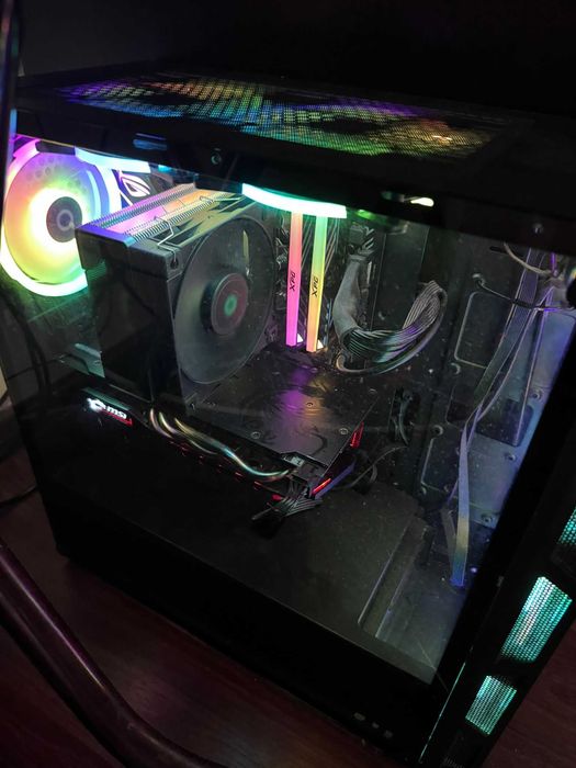 Pc gaming:tastatura,mouse,mousepad,2 monitoare si calculatorul in sine
