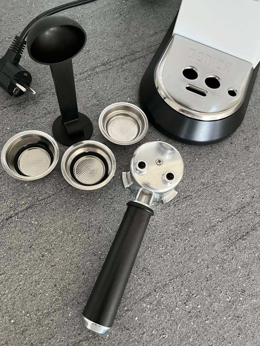 Еспресо кафемашина Delonghi Dedica EC685.W 1350W (Бяла) 15 Bar