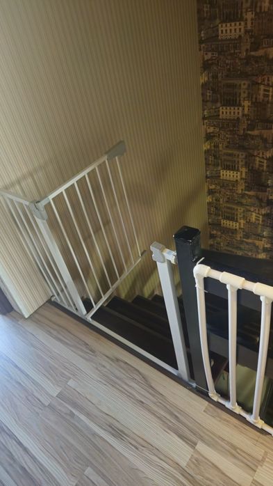 Барьер для ограничения детей на лестницу