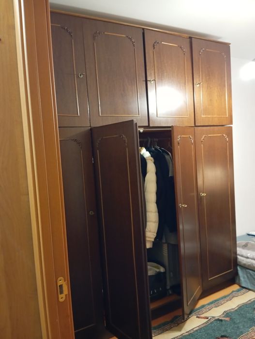 Шкаф с резьбой в отличном состоянии