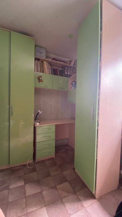 Шкафы,стол и навесные полки