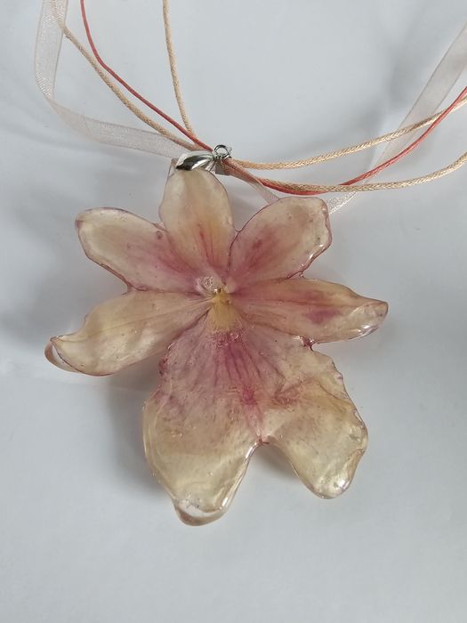 Нежно колие с естествен цвят на орхидея Камбрия и епоксидна смола