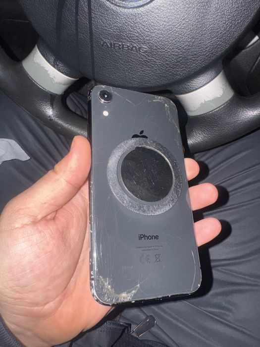 Продам Айфон XR)