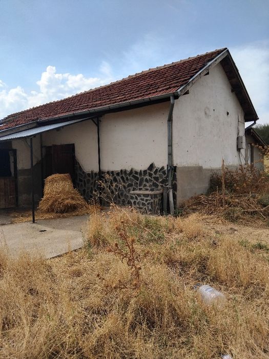 Продава конна база в с.Боровец общ.Кочериново