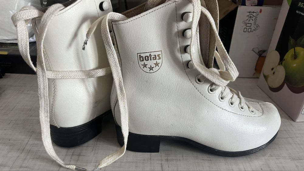 Продаю ботинки для коньков