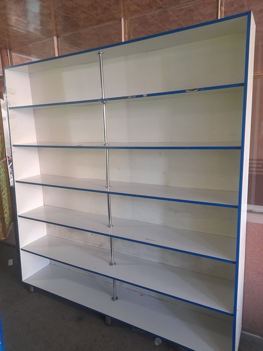 Dokon uchun vitrinniy polka