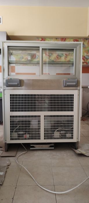 Хладилна витрина