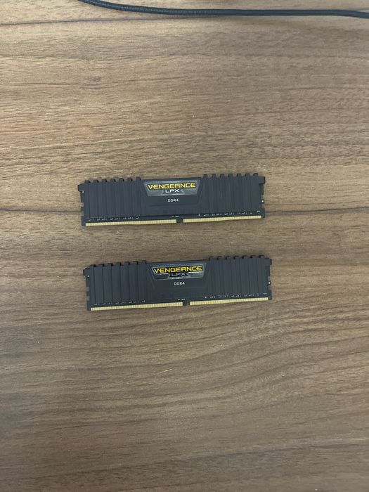 Placute Ram Corsair DRR4 16 gb