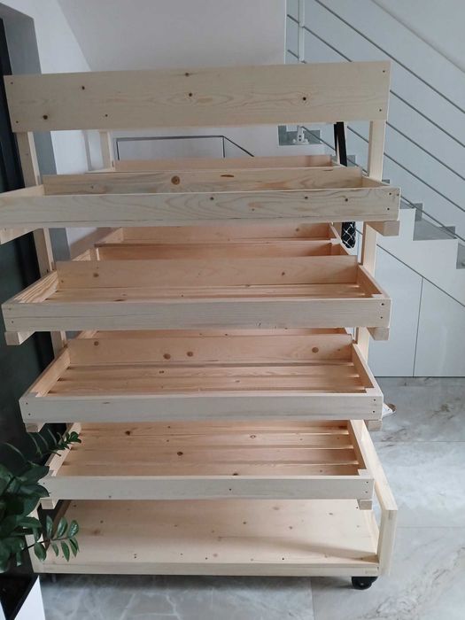 vand stand de lemn in stare foarte buna  nou