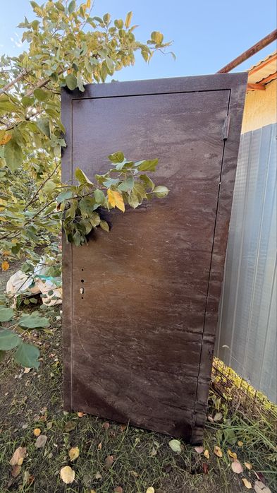 Продам металическую дверь