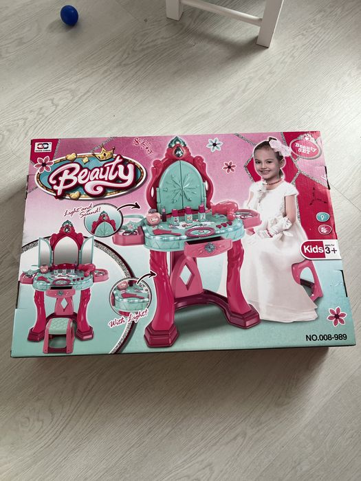 Нова тоалетка за гримиране със стол