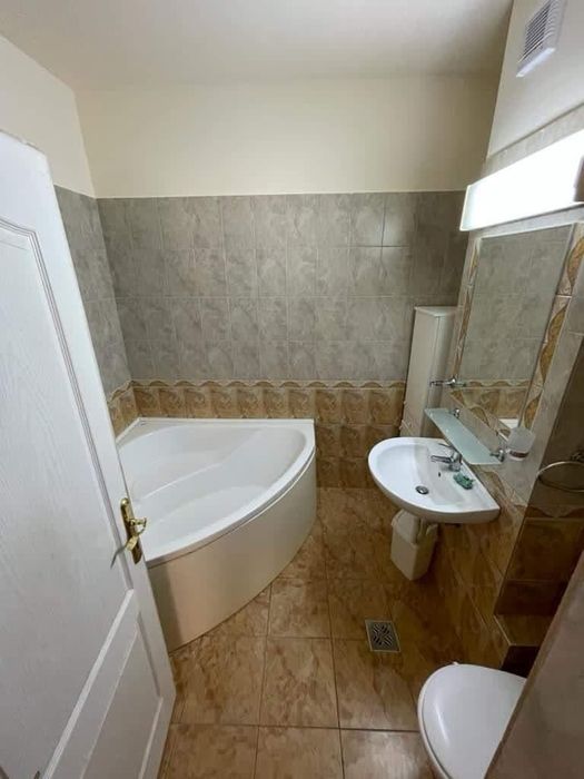 Închiriez apartament 2 camere, 80 mp, terasă + balcon, parcare – proprietar