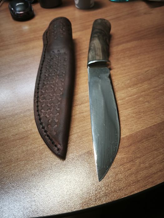 Чисто нов ловен нож с дръжка от орех и кания от телешки бланк
