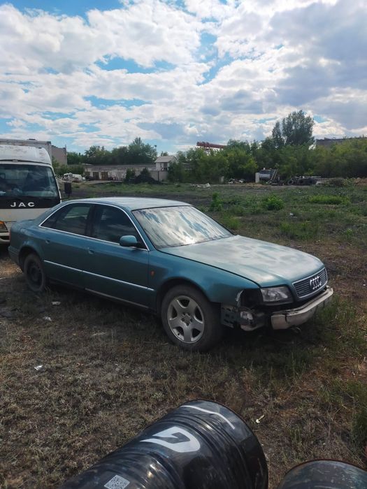 Продам Ауди А8,на запчасти.