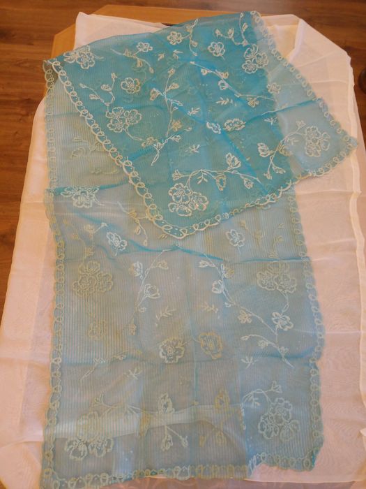 Подарочный шарф из тонкого шифона с белым рисунком.Цена 35тыс