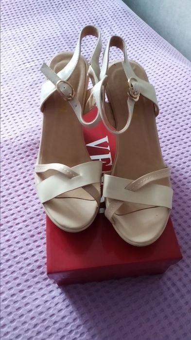 Продам босоножки женские