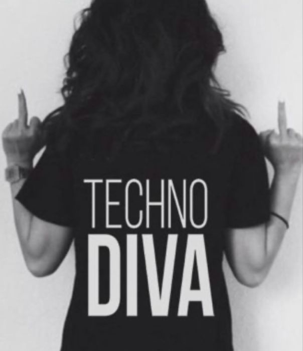 Дамска тениска с къс ръкав и надпис на гърба Techno Diva