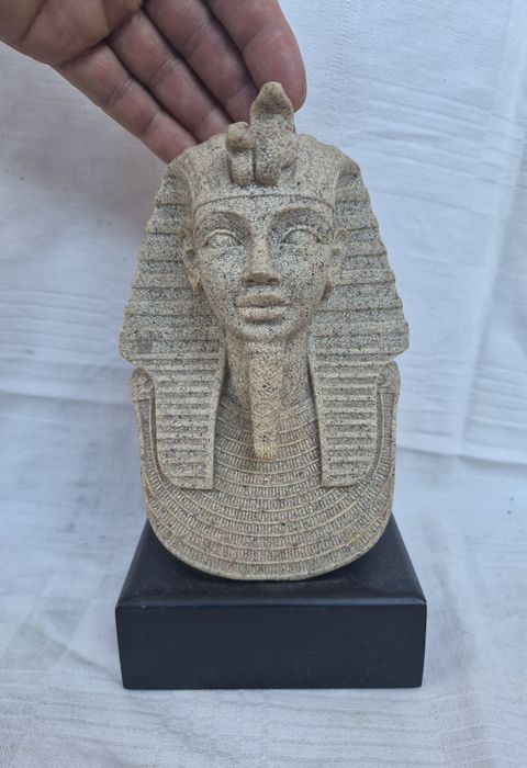 Figurină egipteană bust Tutankhamun din calcar (Lime stone) Colecția Regency, 20cm.