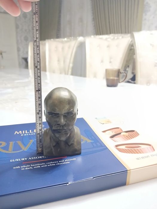 Металический бронзвий бюст ленина