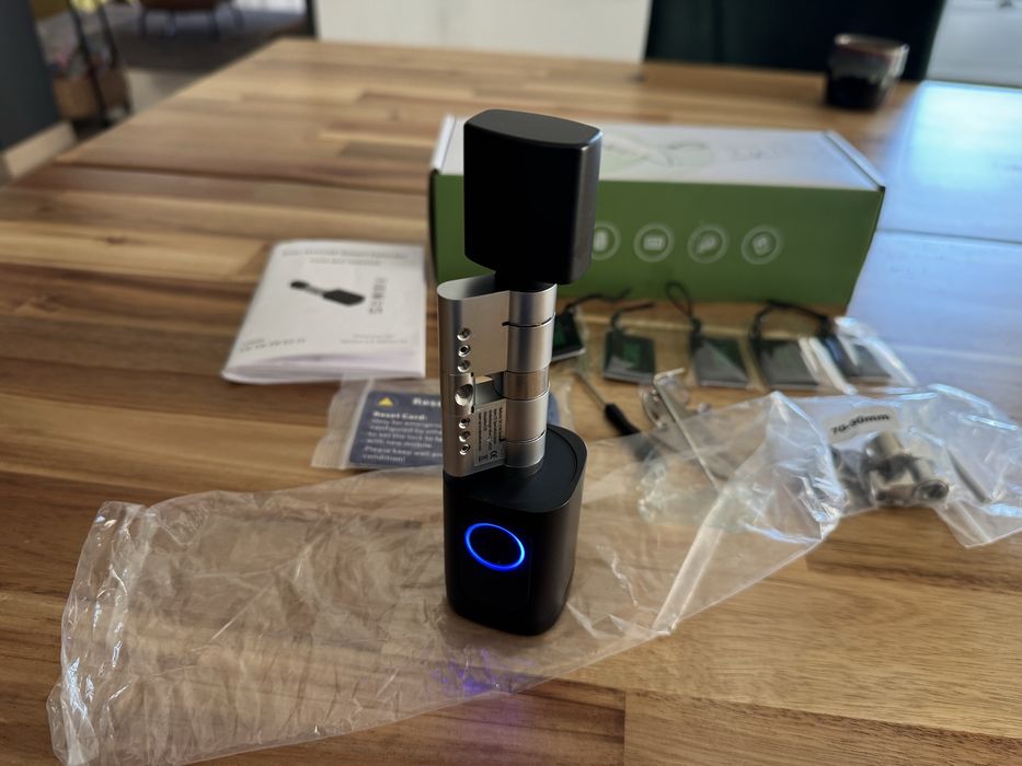 Incuietoare smart ICARE cu amprenta, cod PIN, card RFID, Bluetooth si control prin aplicatie TUYA