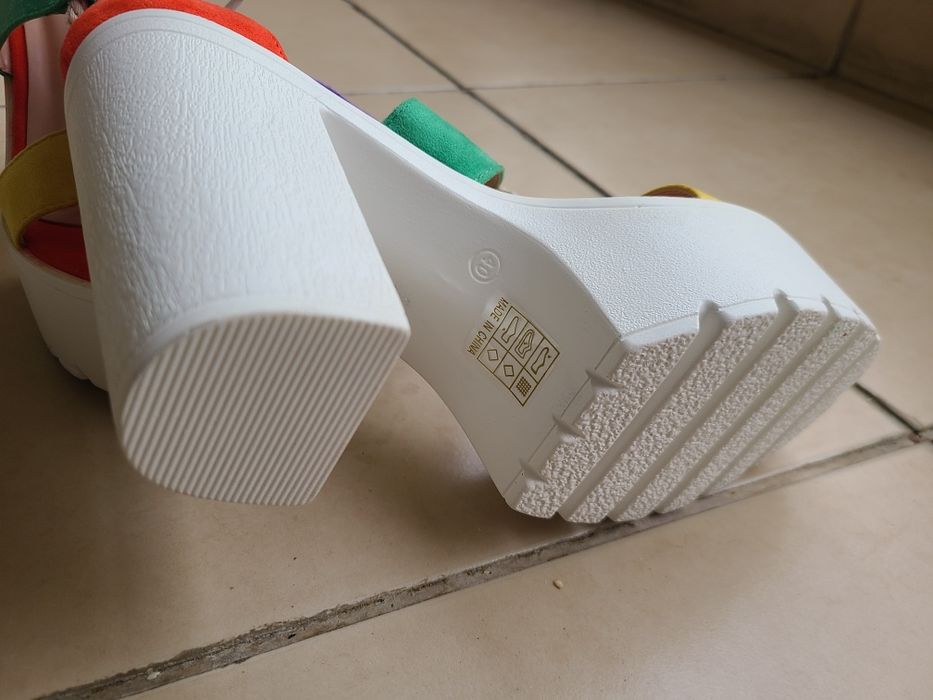 Сандали 40 номерНови