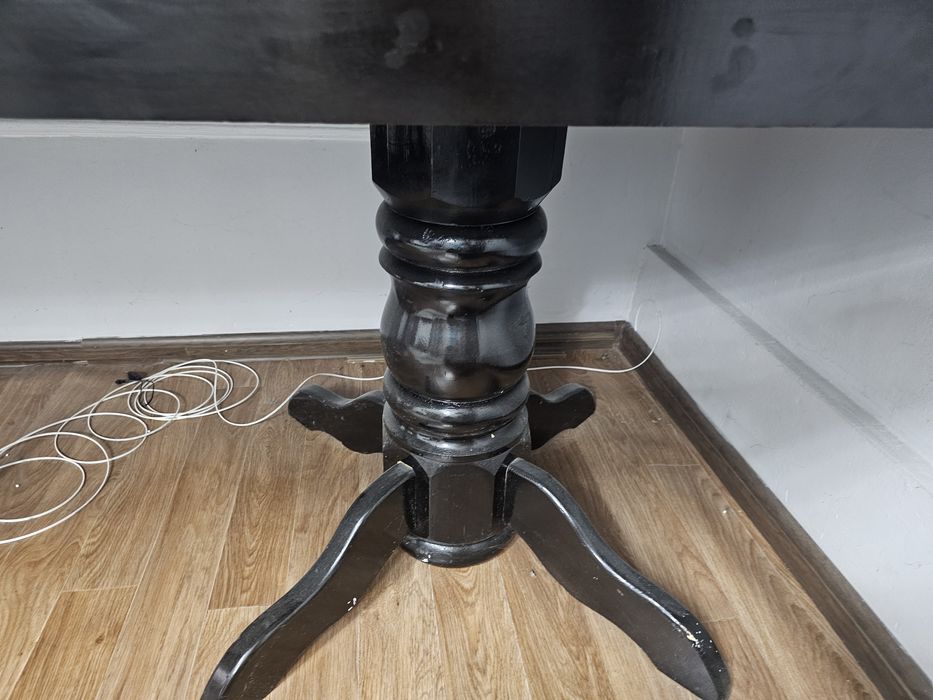 Темно коричневый стол для гостей