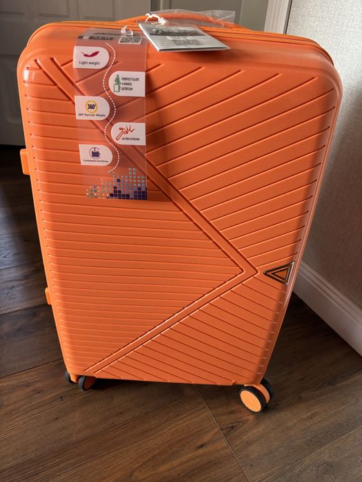 Продам чемодан 60/40 новый